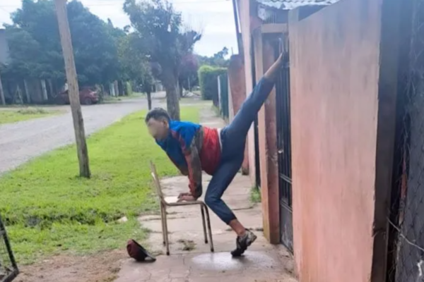 QUEDO COLGADO DE LA REJA AL INTENTAR ROBAR