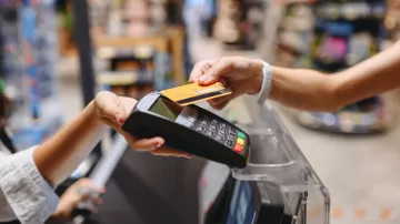 USO DE TARJETAS PARA GASTOS CORRIENTES AUMENTA MIENTRAS EL CONSUMO SE FRIENA