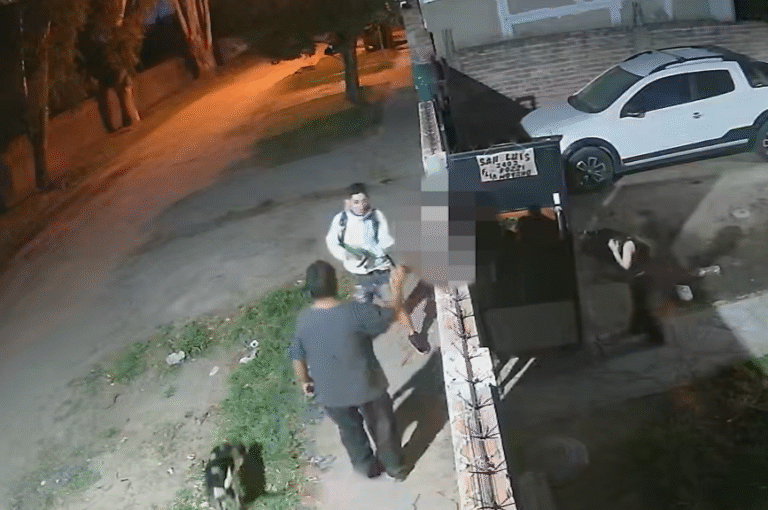 LO SALUDÓ Y LO ASESINÓ FRENTE A SUS HIJAS EN LA REJA